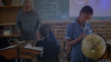 Dünya 'daki Afrikalı Amerikalı liseli kız üzerinden bağlantı ağının animasyonu. küresel bağlantılar, ağlar, eğitim ve seyahat konsepti dijital olarak oluşturulmuş video.