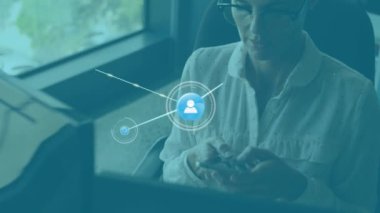 Akıllı telefon kullanan Kafkasyalı iş kadını üzerindeki simgelerle bağlantı ağının animasyonu. küresel iş, bağlantılar ve teknoloji konsepti dijital olarak oluşturulmuş video.