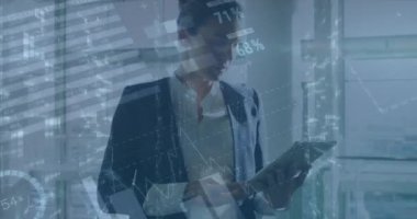 Tablet kullanan Kafkas iş kadınının veri işleme animasyonu. küresel iş ve dijital arayüz kavramı dijital olarak oluşturulmuş video.