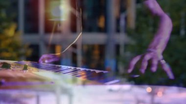 Sahnede klavye çalan beyaz adamın üzerindeki yol animasyonu. müzik ve dijital arayüz konsepti dijital olarak oluşturulmuş video.