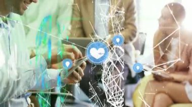 Tablet kullanan farklı iş adamlarının simgeleriyle bağlantı ağının animasyonu. Sosyal medya ve iletişim arayüzü kavramı dijital olarak oluşturulmuş video.