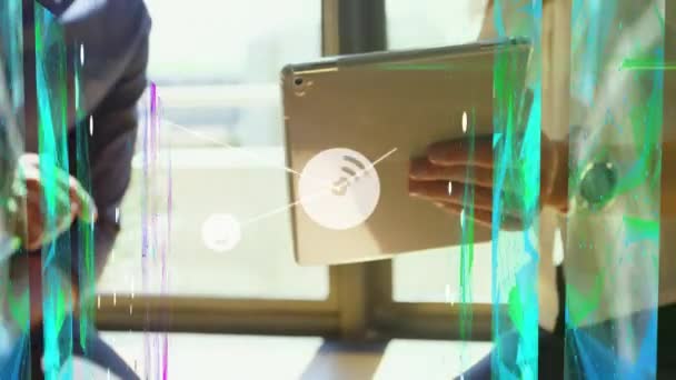 태블릿을 사용하는 사업가들에 아이콘 네트워크 애니메이션 미디어와 인터페이스 디지털 비디오 — 비디오