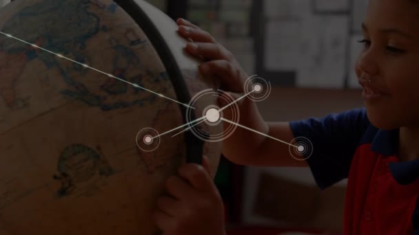 Animacja Sieci Powiązań Nad Dwurasowym Uczniem Globusem Globalne Połączenia Sieci — Wideo stockowe