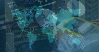 Sunucu odasında çalışan kişiye karşı dünya haritasında mali veri işleme. küresel finans ve siber güvenlik teknolojisi kavramı