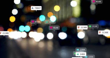 Odak trafik ışığı dışında sosyal medya simgeleri ve numaraların görüntüsü. küresel sosyal medya, bağlantılar ve dijital arayüz konsepti dijital olarak oluşturulmuş görüntü.