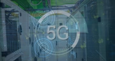 Sunucu odasında 5G metin ile veri işleme ve tarama görüntüsü. Küresel teknoloji, bilgisayar ve dijital arayüz kavramı dijital olarak oluşturulmuş görüntü.