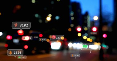 Odak şehir ve trafik ışıkları dışında sosyal medya simgeleri ve numaralar. küresel sosyal medya, bağlantılar ve dijital arayüz konsepti dijital olarak oluşturulmuş görüntü.