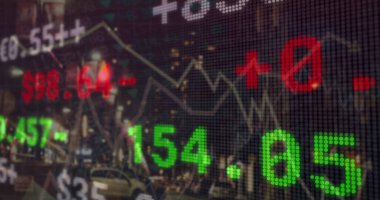 Şehir manzarası üzerinde veri işleme resmi. küresel iş, finans ve dijital arayüz kavramı dijital olarak oluşturulmuş görüntü.