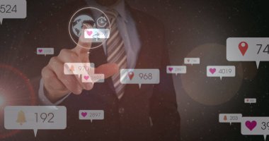 Sosyal medya simgeleri ve iş adamının interaktif ekrana dokunuşuyla ilgili rakamlar. küresel sosyal medya, bağlantılar ve dijital arayüz konsepti dijital olarak oluşturulmuş görüntü.