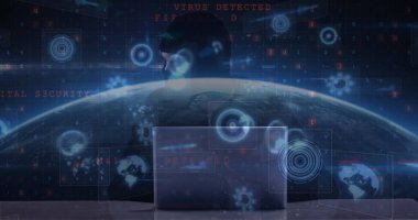Bilgisayar kullanarak bilgisayar korsanlarını tarayan siber saldırı uyarısı ve dürbün görüntüleri. küresel internet güvenliği, veri işleme ve dijital olarak oluşturulan siber suç kavramı.