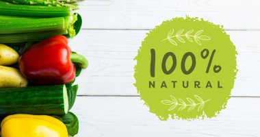 Tahta tahtalardaki taze organik sebzeler yerine% 100 doğal metnin resmi. Vejetaryen günü, organik vegan üretimi ve dijital olarak üretilen sağlıklı yeme konsepti..