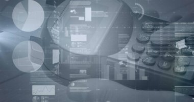 Beyaz adamın ödeme terminalini elinde tutan grafiklerin ve finansal verilerin resmi. finans, ekonomi, temassız ödemeler ve dijital olarak üretilen teknoloji konsepti.