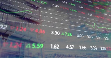 Modern bina üzerinde veri işleme görüntüsü. küresel iş, finans ve dijital arayüz kavramı dijital olarak oluşturulmuş görüntü.