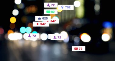 Odak trafik ışığı dışında sosyal medya simgeleri ve numaraların görüntüsü. küresel sosyal medya, bağlantılar ve dijital arayüz konsepti dijital olarak oluşturulmuş görüntü.