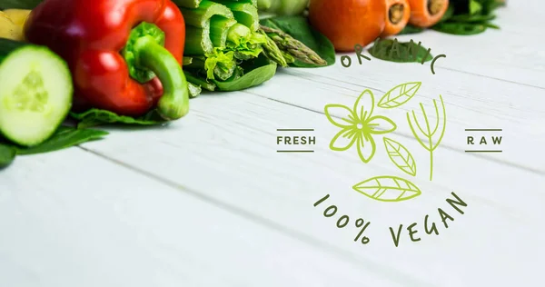 Изображение 100 Веганского Текста Зеленым Свежих Органических Овощах Деревянных Досках — стоковое фото