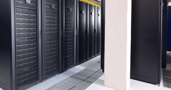 コンピュータサーバーの行を持つ空の廊下のイメージ 世界規模の技術データ処理と接続の概念 — ストック写真
