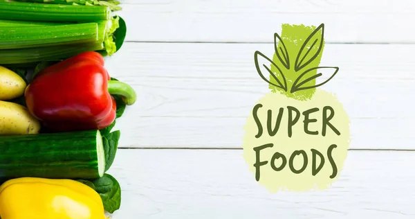 Obrázek Super Potravin Text Zeleně Nad Čerstvou Organickou Zeleninou Dřevěných — Stock fotografie