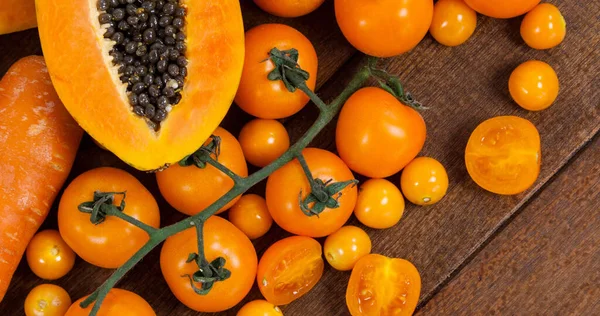 Wizerunek Świeżej Żywności Wegańskiej Ekologicznej Pomarańczowymi Warzywami Drewnianej Desce Dzień — Zdjęcie stockowe