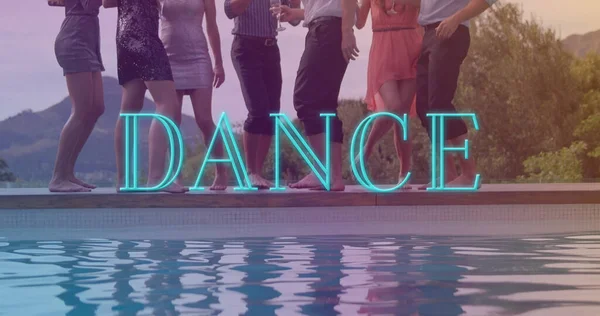 プールで踊る友達の多様なグループ上のダンステキストのイメージ ダンスの日とお祝いのコンセプトをデジタルで — ストック写真