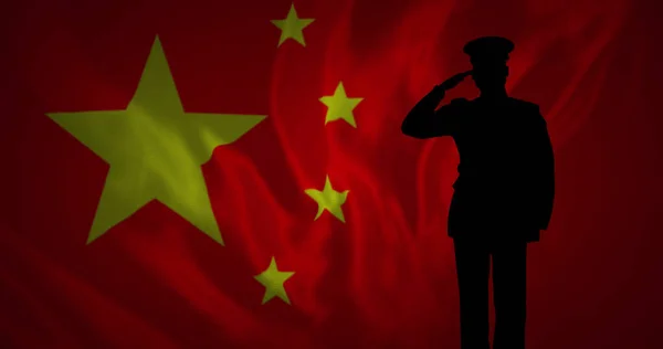 Askerlerin Siluetinin Üzerinde Porselen Bayrağı Resmi Çin Silahlı Kuvvetleri Vatanseverlik — Stok fotoğraf