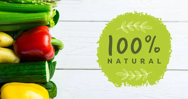 Изображение 100 Натурального Текста Зеленым Свежих Органических Овощах Деревянных Досках — стоковое фото