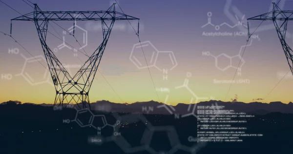 化学结构的数字图像和程序代码出现在屏幕上 背景显示日落时田野里的发射塔 — 图库照片