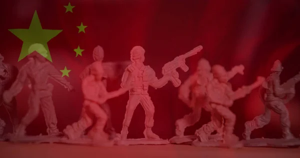 玩具士兵上方的中国国旗图像 中国军队与爱国主义概念数字化生成的形象 — 图库照片