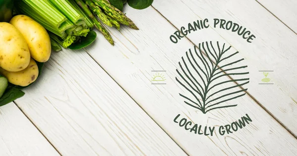 在木板上的新鲜有机蔬菜上用绿色表示有机产品文本的图像 素食日 有机素食产品与健康饮食理念数码生成图像 — 图库照片