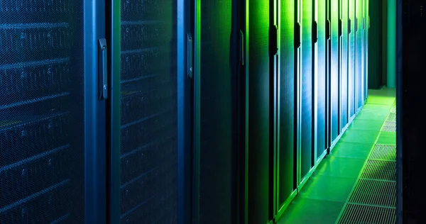 青と緑のコンピュータサーバーの行と空の廊下のイメージ 世界規模の技術データ処理と接続の概念 — ストック写真