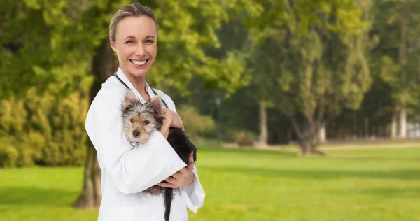 Imagen Una Mujer Veterinaria Caucásica Feliz Sosteniendo Perro Mascota Yorkshire —  Fotos de Stock
