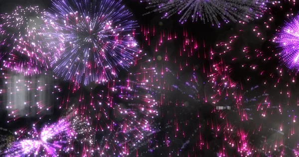 Obrázek Explodujícího Růžového Červeného Ohňostroje Noční Obloze Nový Rok Oslavy — Stock fotografie
