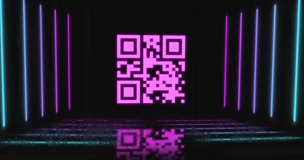 在霓虹灯条纹上闪烁着Qr代码的图像 全球互联网身份 数据处理和数字图像技术概念 — 图库照片