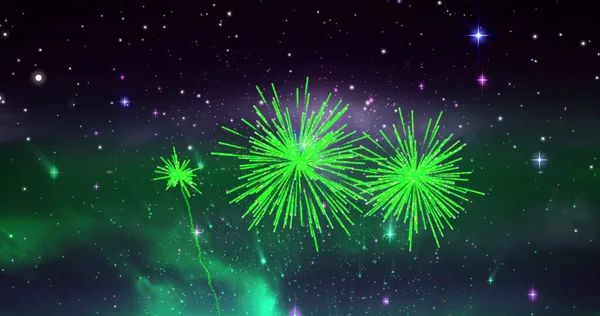 Imagem Natal Verde Fogos Artifício Ano Novo Explodindo Céu Estrelado — Fotografia de Stock