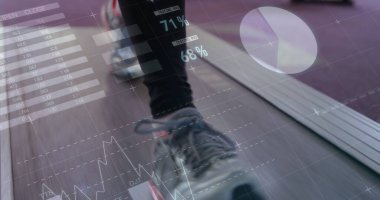 Koşu bandında yürüyen ve veri işleme yapan birinin bacakları. global spor teknolojisi ağ konsepti dijital olarak oluşturulmuş görüntü.