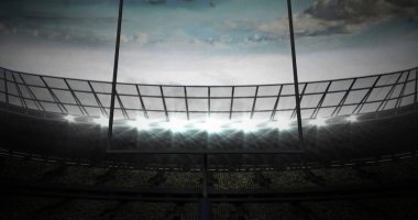 Amerikan futbolunun kale direkleri ve selle aydınlanan stadyumdaki bulutlu gökyüzü. Spor, rekabet, Amerikan futbolu konsepti dijital olarak üretilen imaj.