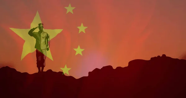 兵士のシルエットに中国の国旗のイメージ 中国の軍隊や愛国心の概念はデジタルでイメージを生み出し — ストック写真