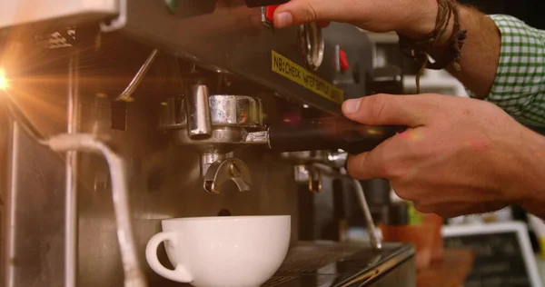 Image Taches Lumière Sur Homme Biracial Utilisant Une Machine Café — Photo