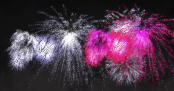 Bild Von Rosa Weißen Weihnachts Und Silvesterfeuerwerken Die Nachthimmel Explodieren — Stockfoto