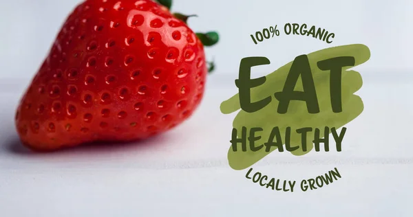 在新鲜的有机草莓上吃健康的绿色文字的图像 素食日 有机素食产品与健康饮食理念数码生成图像 — 图库照片
