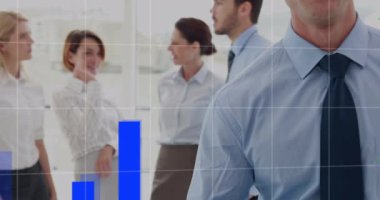 Çeşitli iş adamları üzerinde finansal veri işleme ve dünya haritasının animasyonu. Küresel iş, patronlar günü ve veri işleme kavramı dijital olarak oluşturulmuş video.