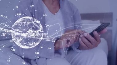 Akıllı telefon kullanan Kafkasyalı bir kadının bağlantılarının ve veri işlemesinin animasyonu. Küresel iş ve veri işleme kavramı dijital olarak oluşturulmuş video.