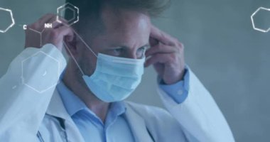 Yüz maskeli beyaz erkek doktor üzerinde kimyasal yapıların ve veri işlemenin animasyonu. Küresel covid 19 salgın, ilaç, veri işleme ve dijital olarak üretilen bilim konsepti.