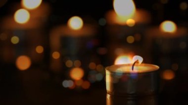 Odak şehir ışıklarından yanan mumların animasyonu. Dünya intiharını önleme günü konsepti dijital olarak oluşturulmuş video.