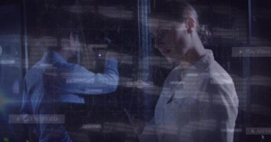 Bilgisayar sunucuları tarafından beyaz kadın üzerinde zincir ve veri işleme animasyonu. Küresel veri işleme, sunucular ve bulut hesaplama kavramı dijital olarak oluşturulmuş video.