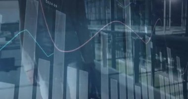 Ofiste yürüyen melez iş kadınının finansal verilerinin animasyonu. ticari, finans, teknoloji ve dijital arayüz dijital olarak oluşturulmuş video.