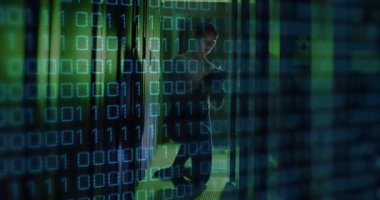 Beyaz kadın üzerinde bilgisayar sunucuları tarafından ikili kodlama veri işleme animasyonu. Küresel veri işleme, sunucular ve bulut hesaplama kavramı dijital olarak oluşturulmuş video.