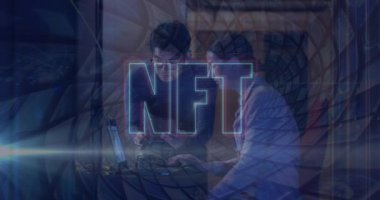 Nft ve veri işleme animasyonları çeşitli bilgisayar sunucuları tarafından mühendislerin üzerinde işleniyor. Küresel veri işleme, sunucular ve bulut hesaplama kavramı dijital olarak oluşturulmuş video.