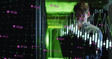 Asyalı erkek üzerinde bilgisayar sunucuları tarafından veri işleme animasyonu. Küresel veri işleme, sunucular ve bulut hesaplama kavramı dijital olarak oluşturulmuş video.