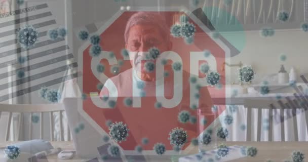 Animacja Znaku Stopu Komórek Wirusa Nad Smutnym Dwurasowym Człowiekiem Używającym — Wideo stockowe