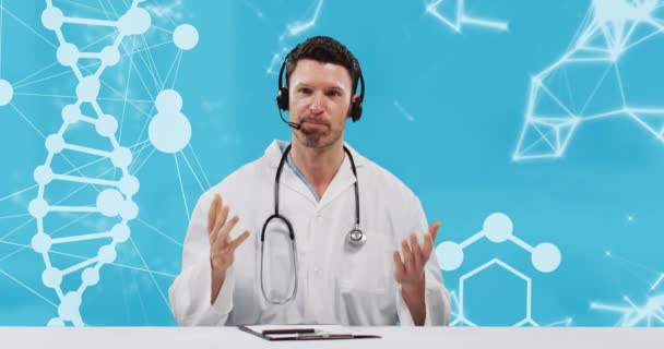 Médico Caucasiano Com Auscultadores Telefónicos Falar Contra Adn Estruturas Moleculares — Vídeo de Stock